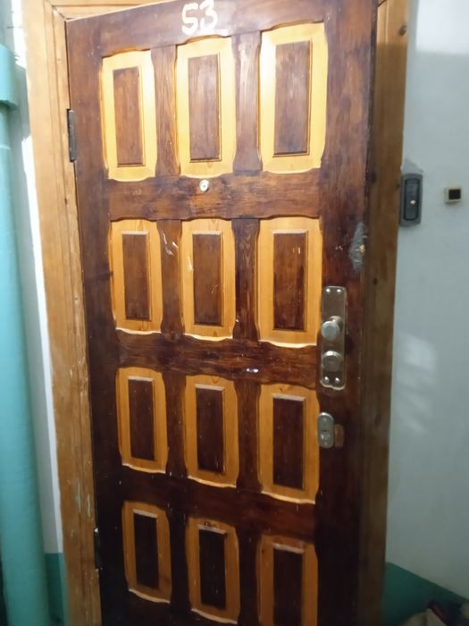 Дверь входная,надёжная.