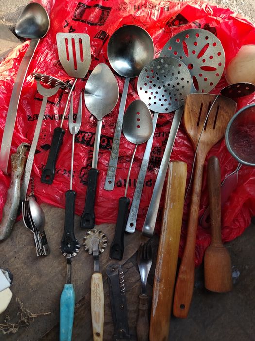 Подушки и посуда советская