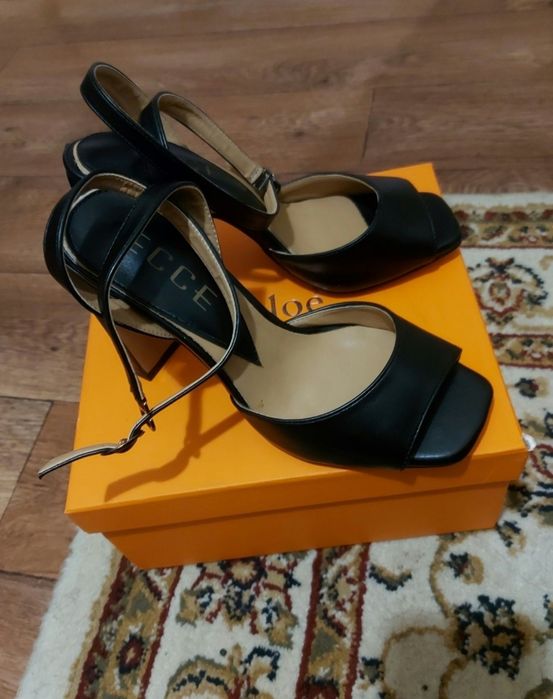 Босоножки 37 размер новые