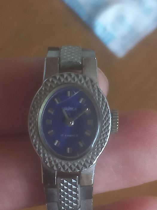 Продаются женские часы