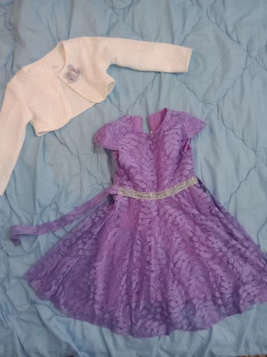 Продам платье девочке на 3-5 лет