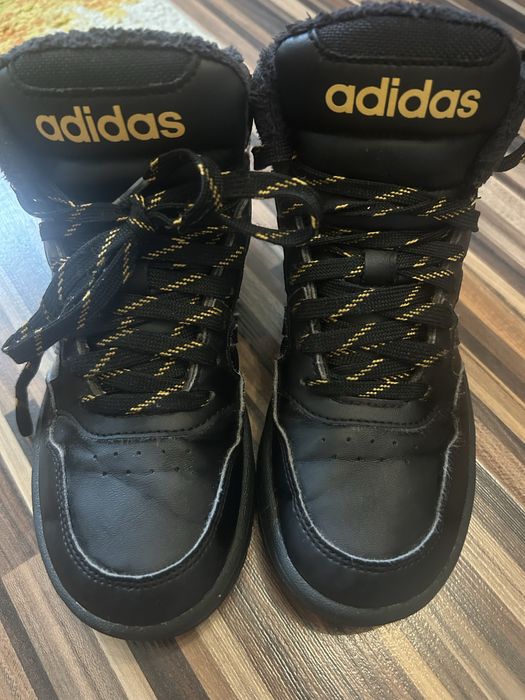 Ghete baieti in satare foarte buna