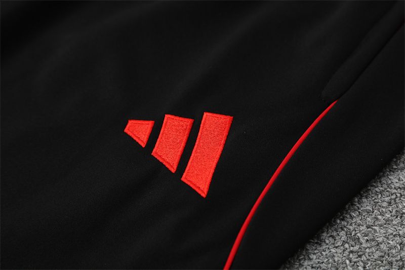 Спортен екип Байерн Мюнхен Адидас