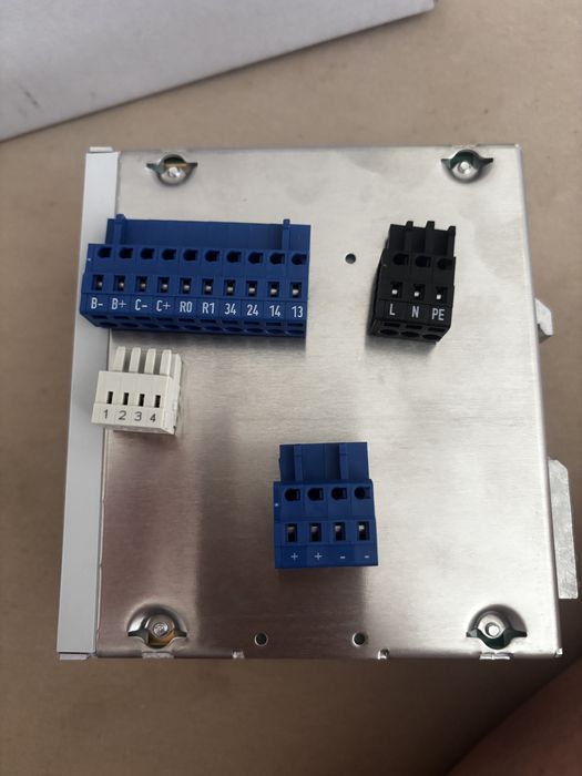 Sursă de alimentare în comutaţie cu încărcător integrat şi controler