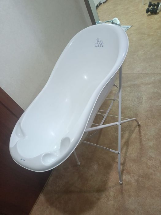 Продам детскую ванночку с подставкой.