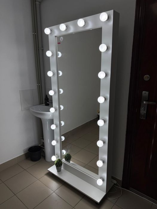 Продается зеркало на колесиках