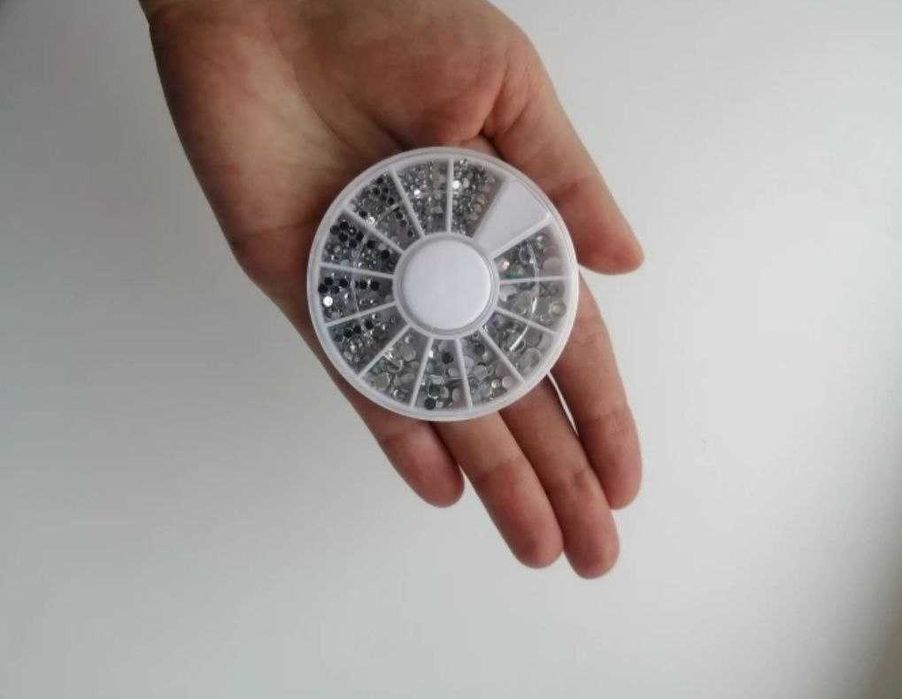 Комплект стразов на ногти в специальной удобной коробочке