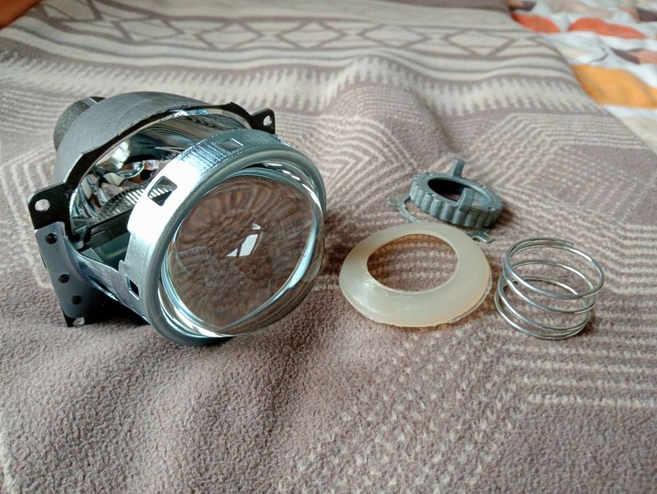 Продам универсальную автомобильную линзу