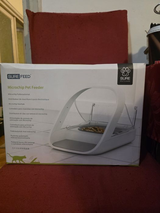 Automat de hrană pisici