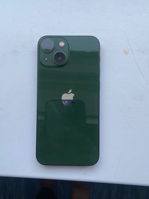 iPhone 13 mini.