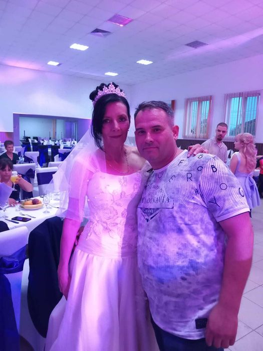 De vânzare huse scaune albe pentru evenimente, cu funde violet