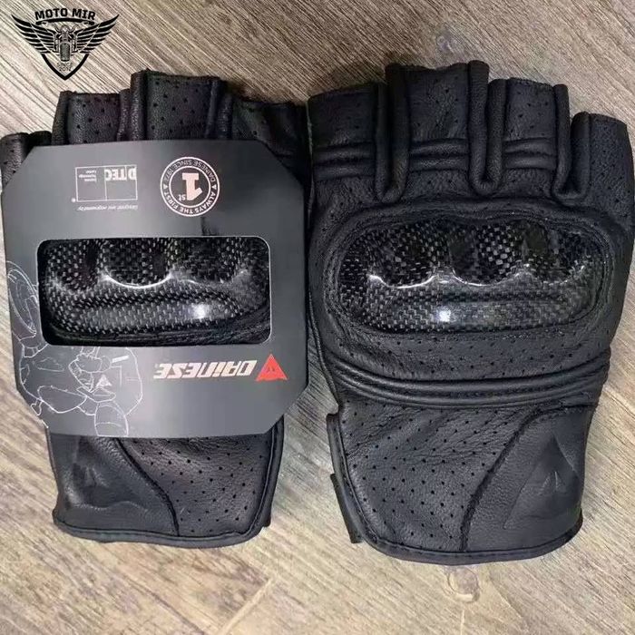 В наличии непромокаемые кожаные перчатки