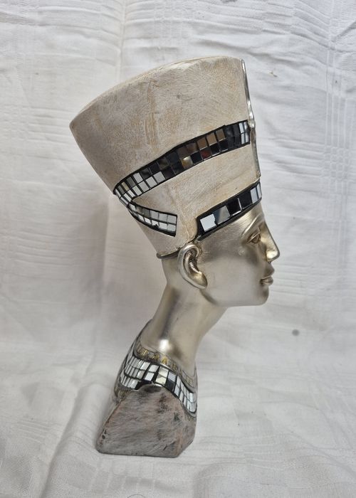 Figurină egipteană, bust Nefertiti din rășină acrilică, Colecția Leonardo.