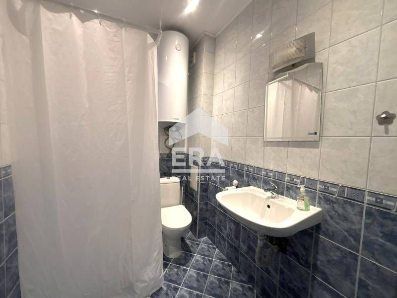 Двустаен обзаведен апартамент под наем, в тухлена сграда, район Окръжн