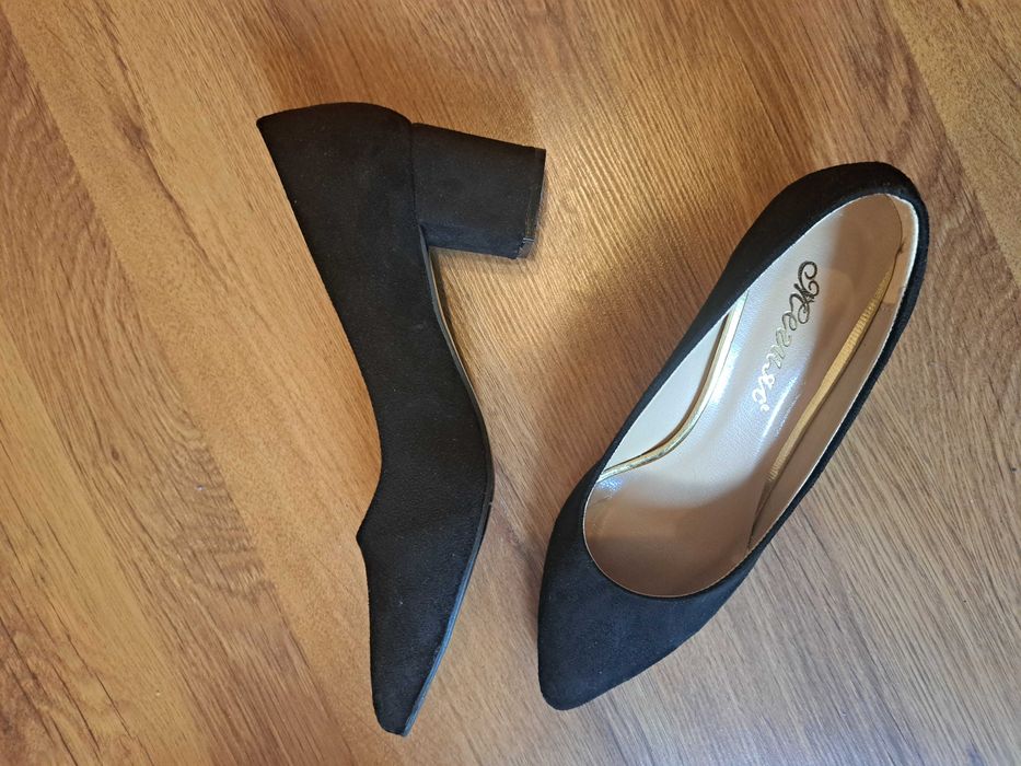 Обувки с нисък ток