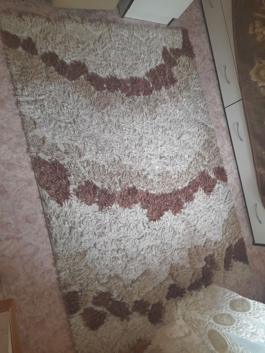 Комплект: кровать, столик, ковер.