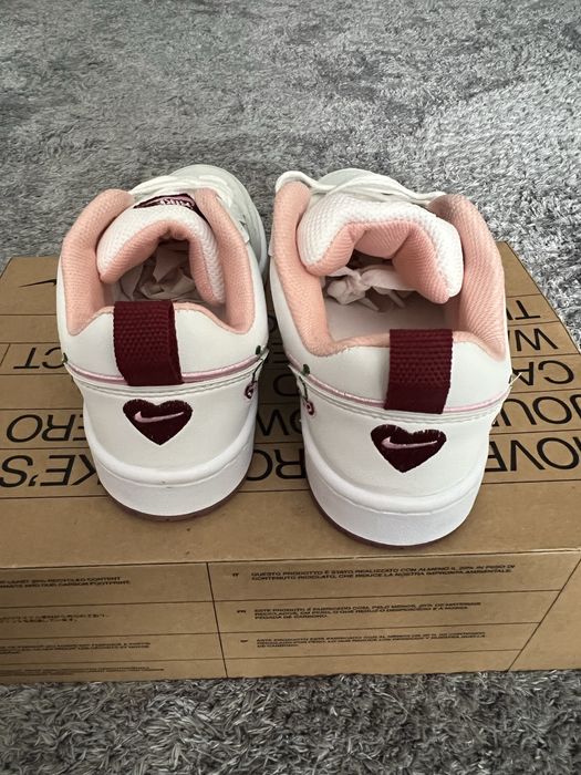 Adidasi modelul nike dunk low valentine’s day