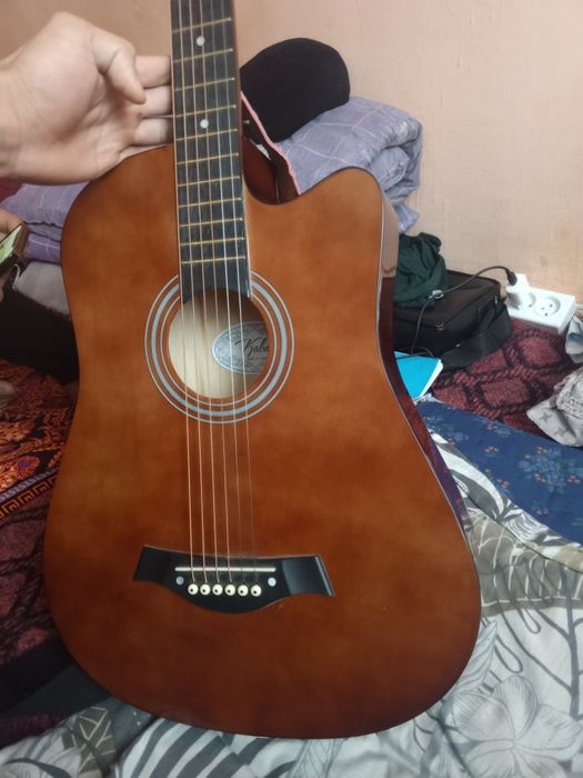 Akustik gitara  sotiladi