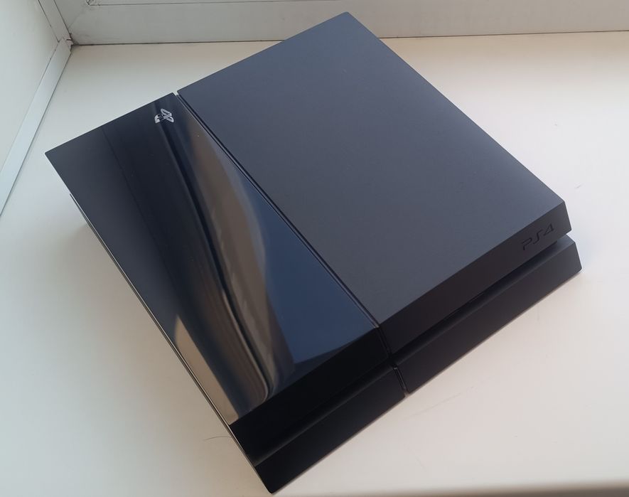 Продам Sony Playstation 4