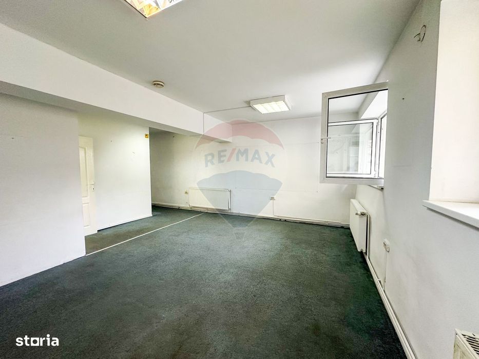 Spatiu comercial | doua cladiri, curte proprie | 300 mp |