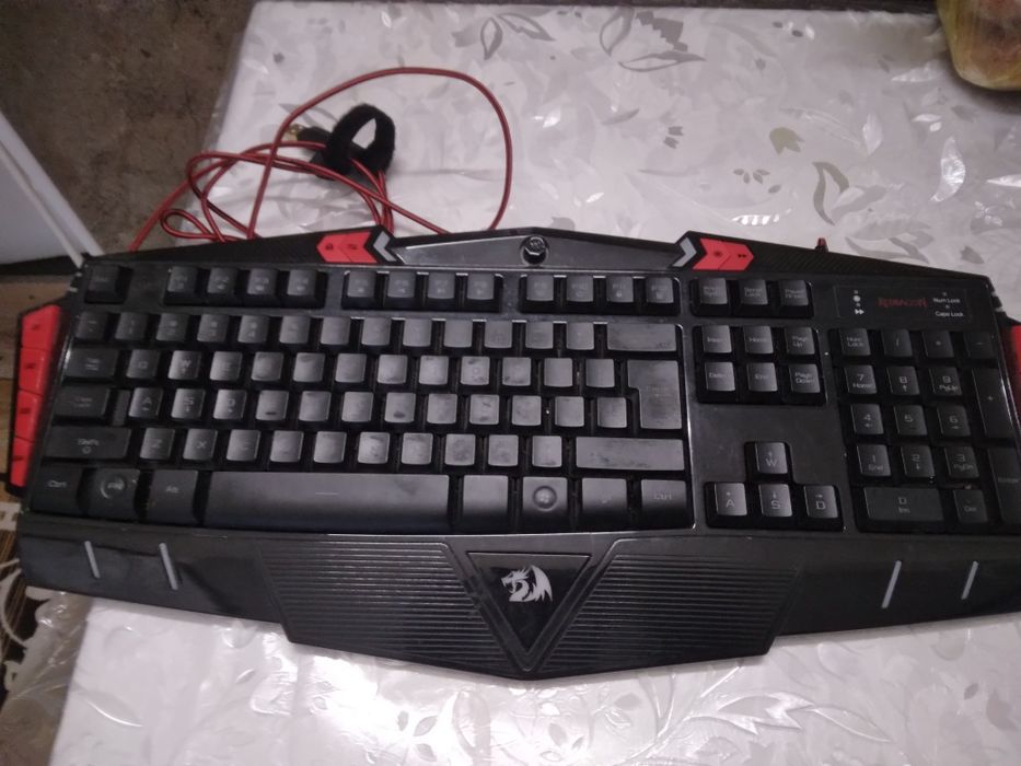 Vând  tastatura Redragon.