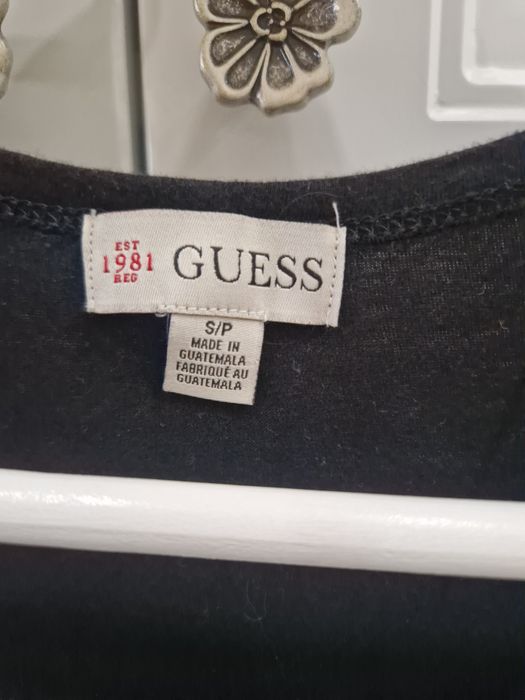 Дамска тениска Guess - черна със златисто, размер S