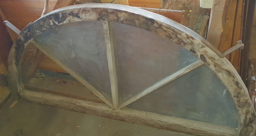 Fereastra arcada din stejar veche