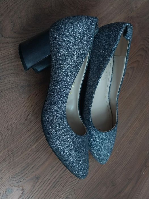 Жылтыр сұр туфли