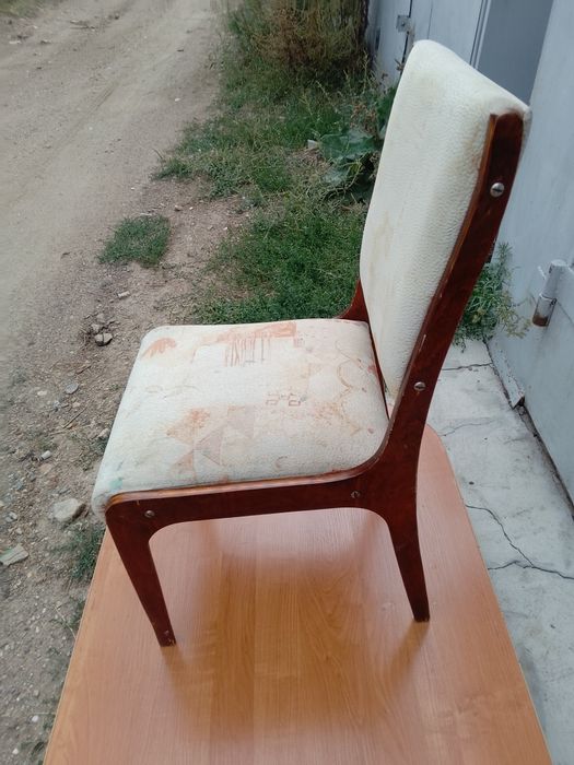 Продам стулья для гостиной и пуфики