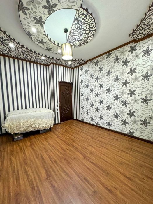 Arendaa katta stadion yonidagi oq dom