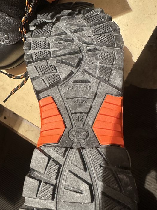 Продаю новые рабочие ботинки