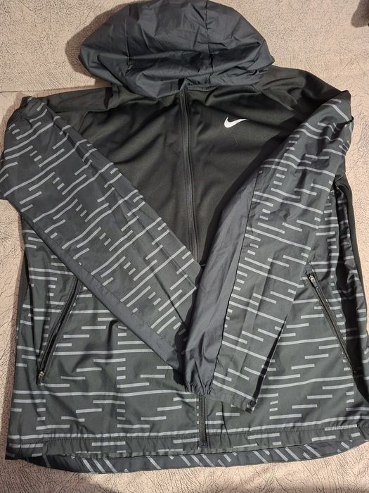 Продавам черна ветровка Nike размер L