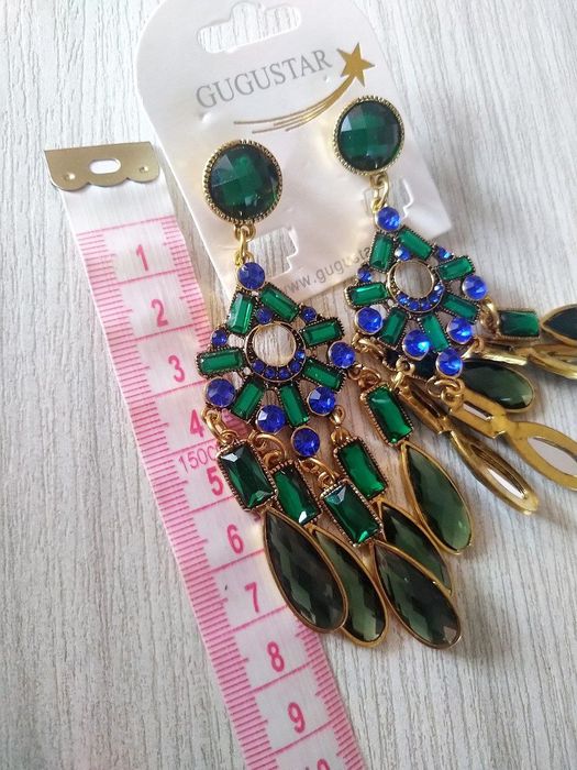 Сребристи обеци , цветни големи и малки цветни в кутия