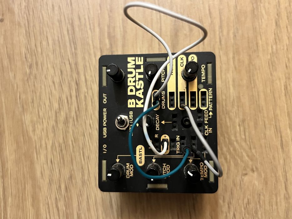 Synth Drum machine semi-modular Bastl Kastl