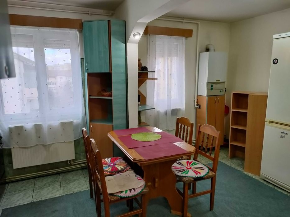 Inchiriez apartament 3 camere