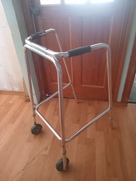 Ходунки на колёсах.