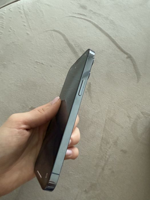 iPhone 13 Pro Sierra Blue cu 17 huse incluse. 128 GB memorie.