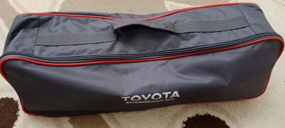Тайота оригинал аптечка новый