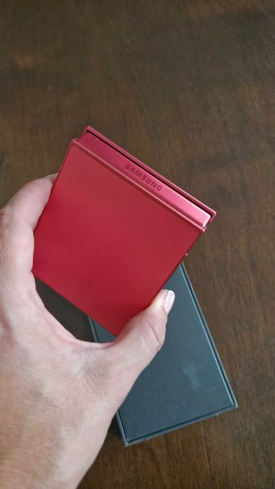 Samsung Z Flip 7 coral red