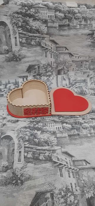 Деревянная шкатулка