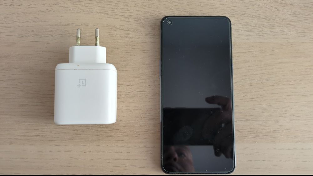 Продавам OnePlus Nord 2 5G.