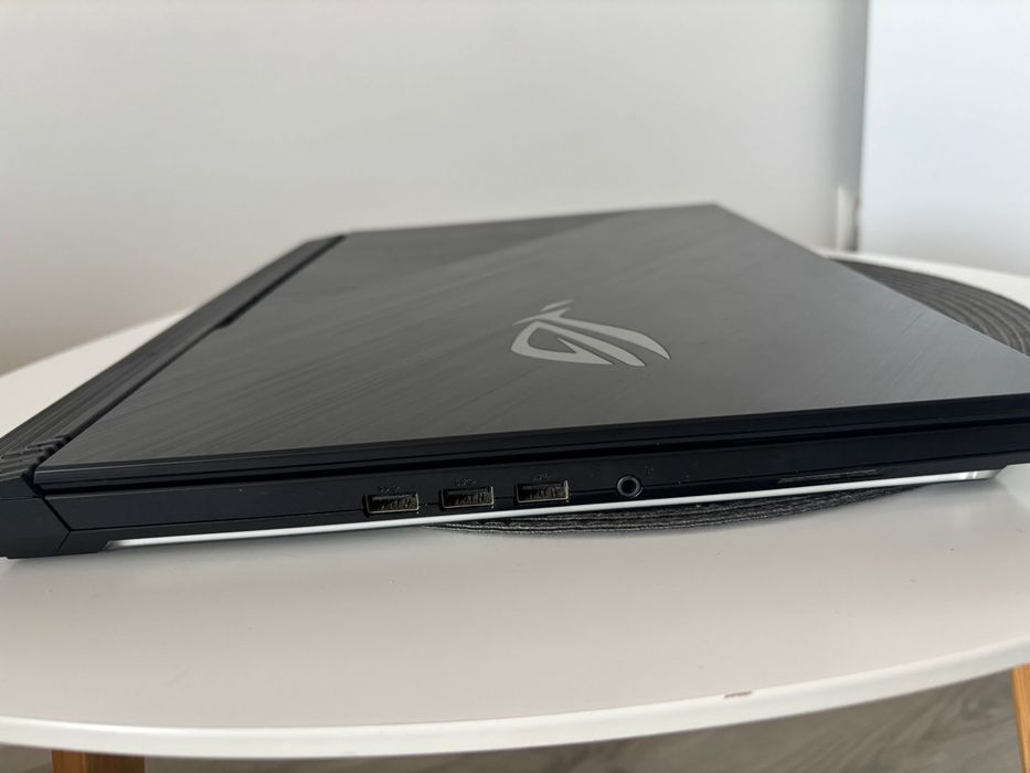 ASUS ROG Strix G731GT – i7-9750H / 8GB RAM / SSD 256GB + HDD 512GB / 17,3”