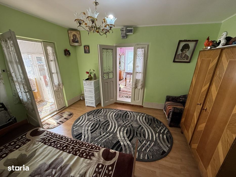 Casa central, Podu Iloaiei, la strada