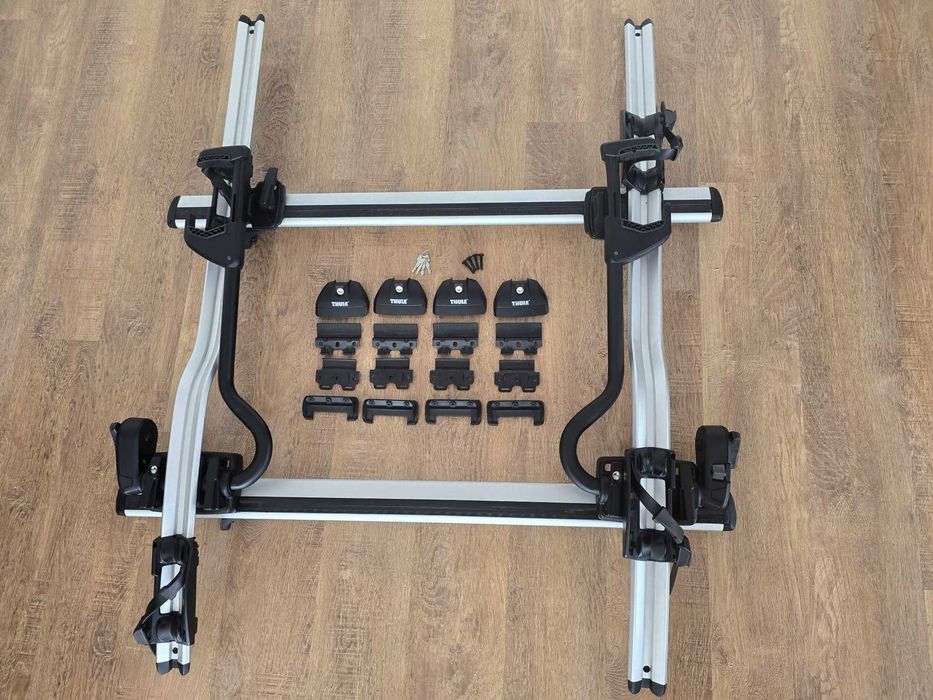 Vând două suporturi THULE pentru bicicletă împreună cu două bare transversale THULE de fixare pe automobil