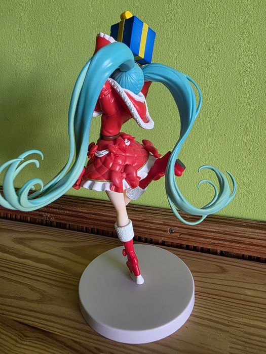 Продавам различни фигурки на Hatsune Miku