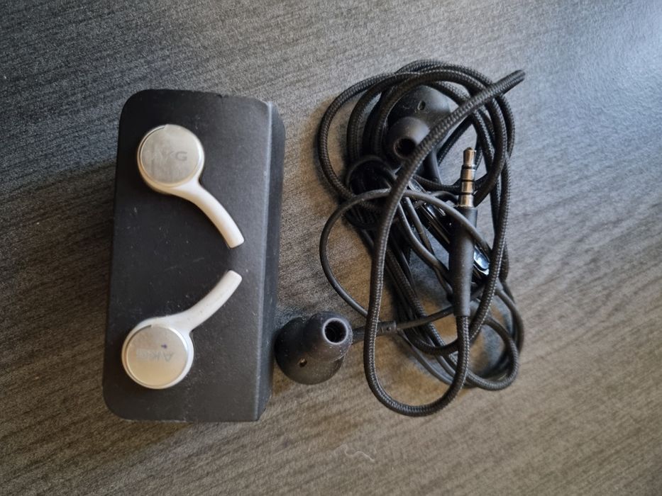 Casti marca AKG, originale din cutia telefonului