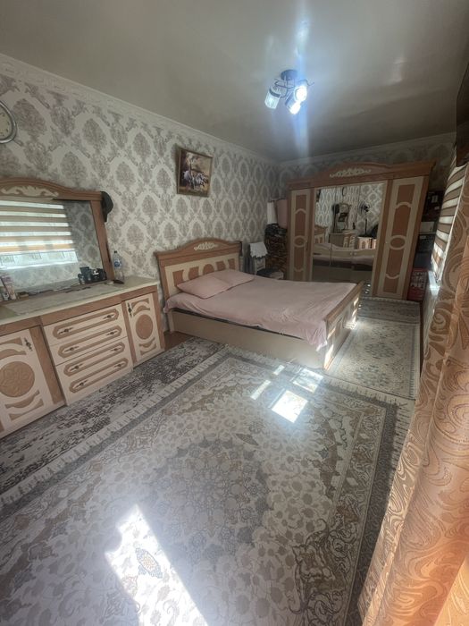 Uy Yangiyolda joylashgan