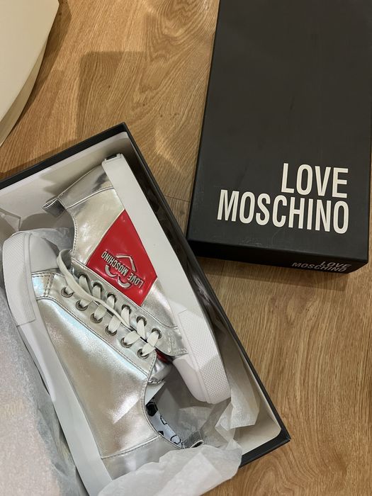 Чисто нови обувки Love Moschino