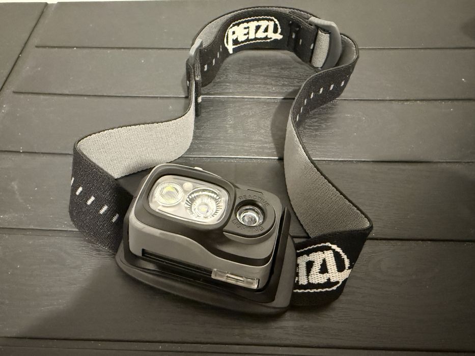 (Rezervat) Lanternă frontală Petzl Swift RL Pro