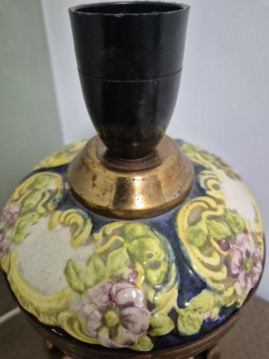 Lampă / Veioză veche din ceramică Majolică și bază metalică, stil Art Nouveau